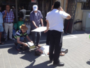 بالصور: سيدة تفقد وعيّها وسط شارع عولتسيون في مدينة يافا 